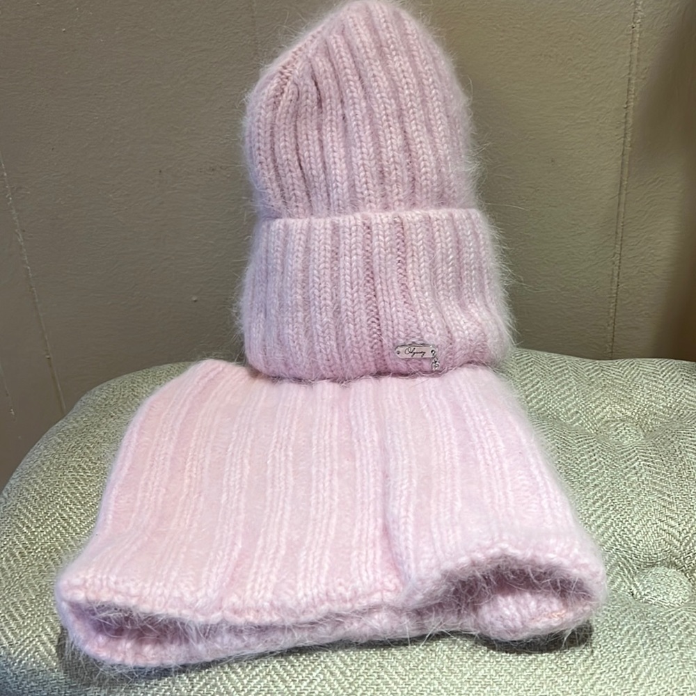 - NWT , Hat and neck warmer set, beautiful pink color, very warm